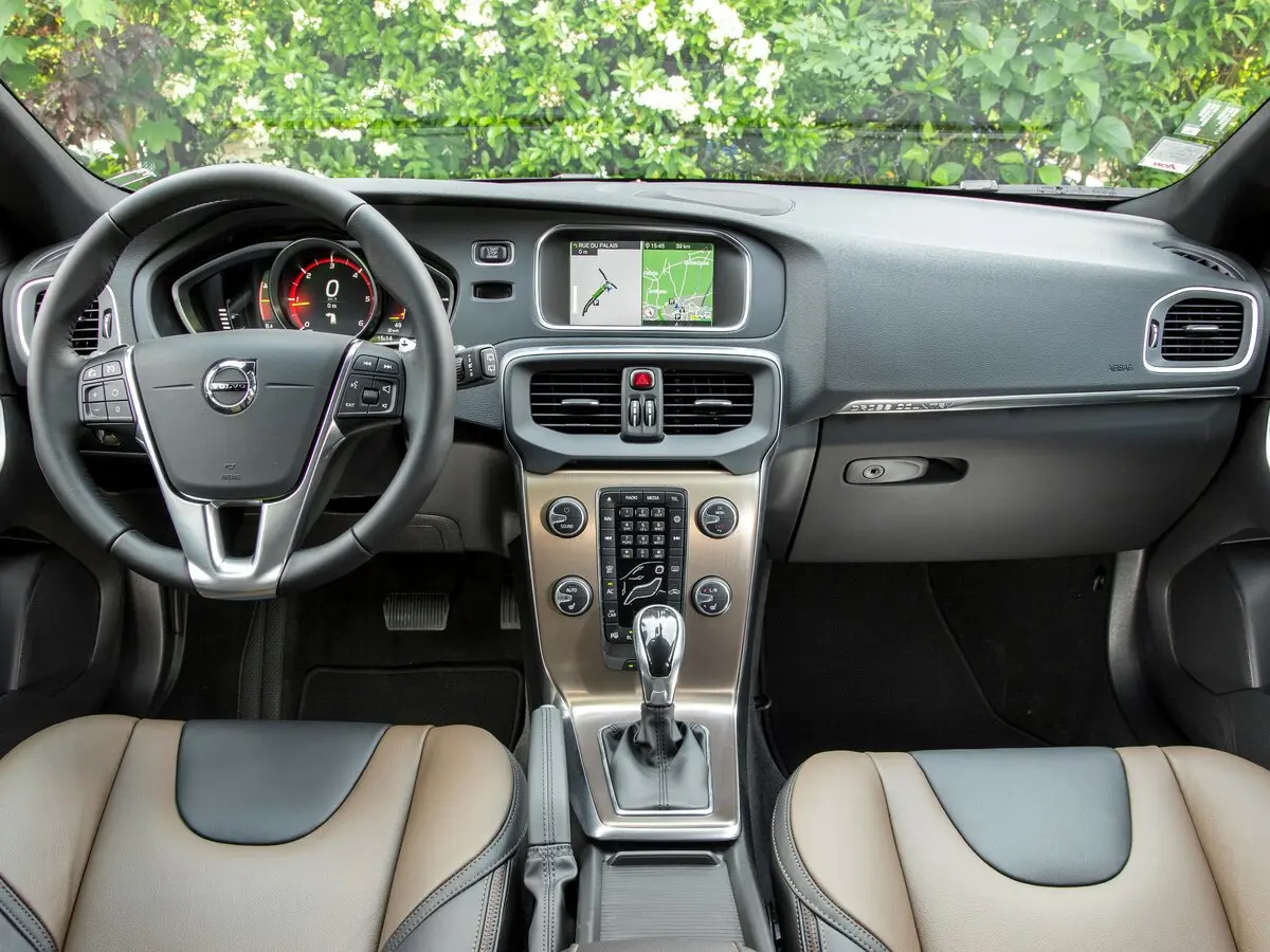Volvo V40 Cross Country I Рестайлинг Хэтчбек 5 дв. — photo 6