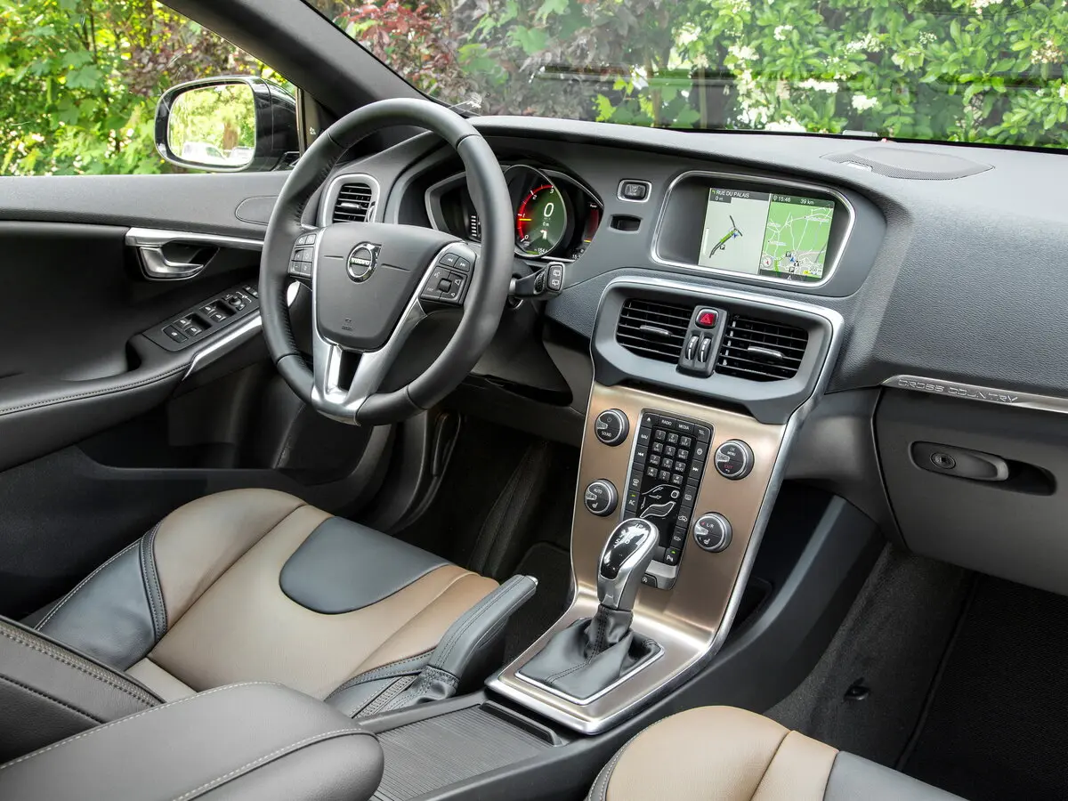 Volvo V40 Cross Country I Рестайлинг Хэтчбек 5 дв. — photo 7