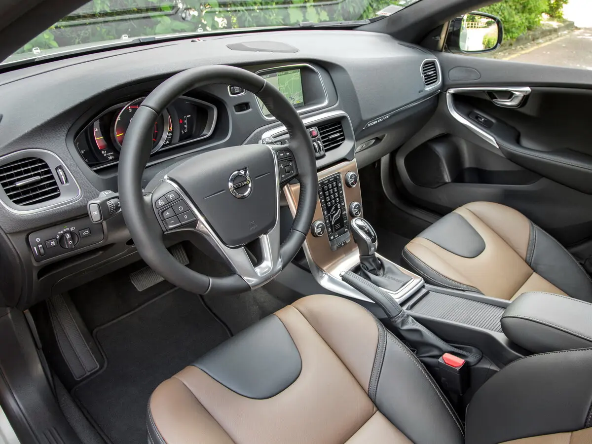 Volvo V40 Cross Country I Рестайлинг Хэтчбек 5 дв. — photo 8
