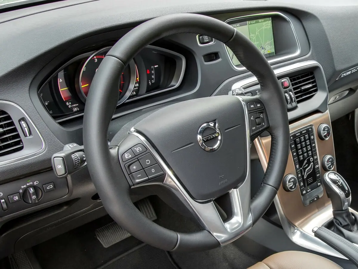Volvo V40 Cross Country I Рестайлинг Хэтчбек 5 дв. — photo 9