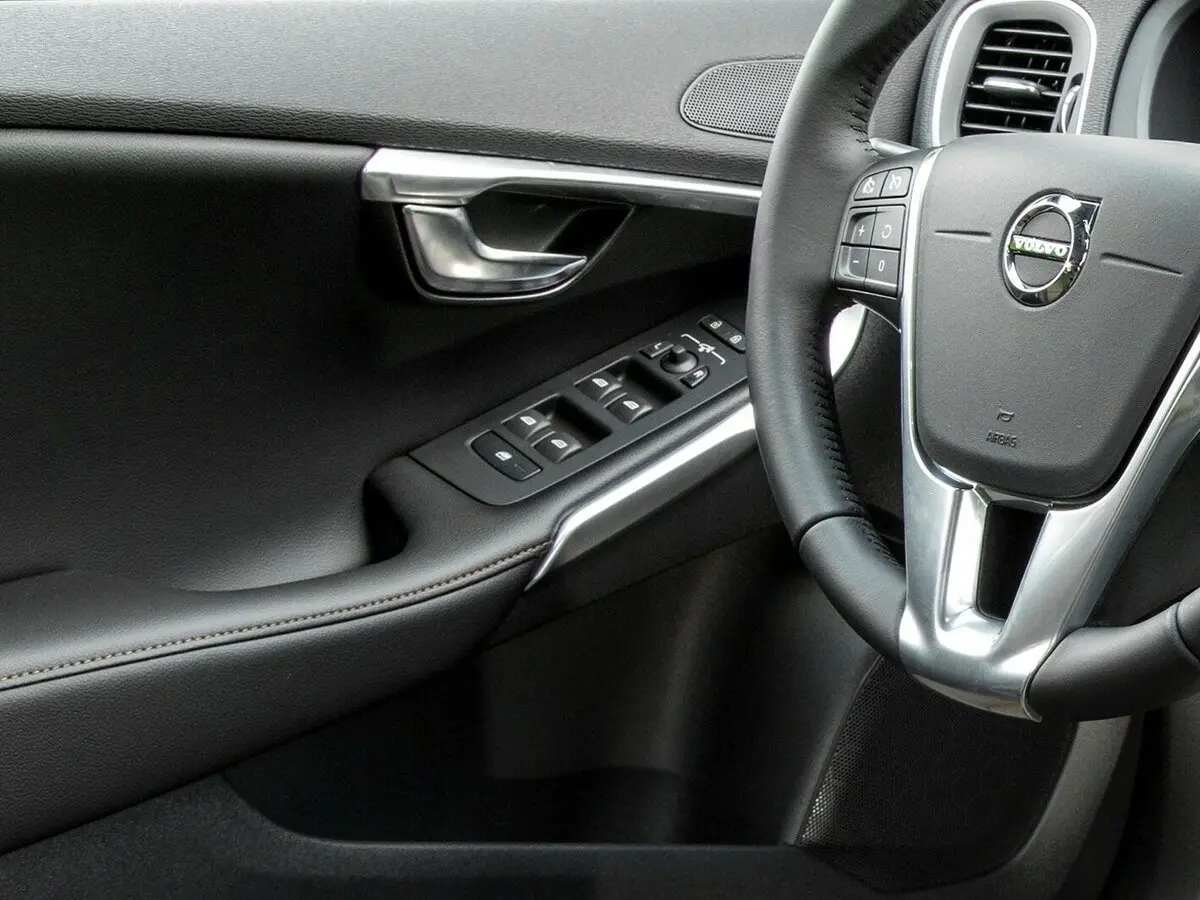 Volvo V40 Cross Country I Рестайлинг Хэтчбек 5 дв. — photo 11
