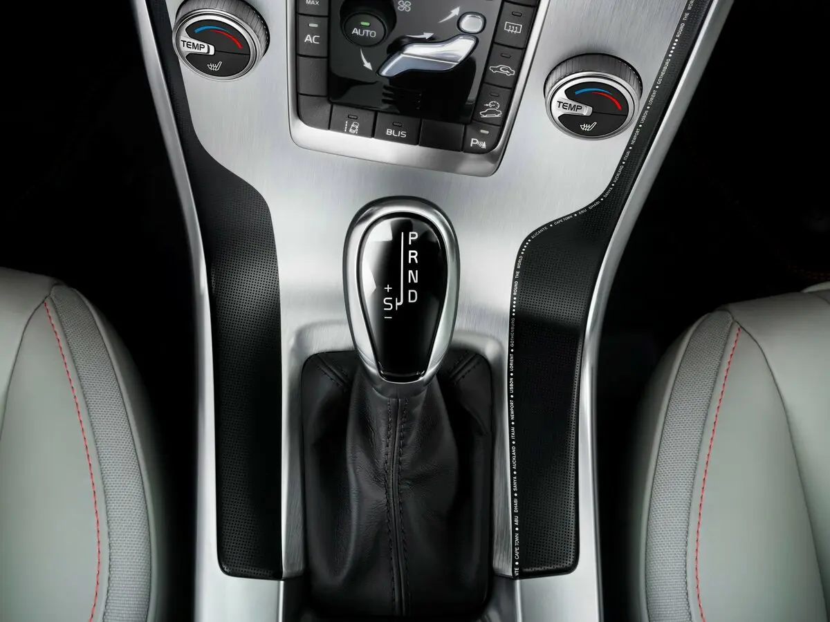 Volvo V40 Cross Country I Рестайлинг Хэтчбек 5 дв. — photo 12