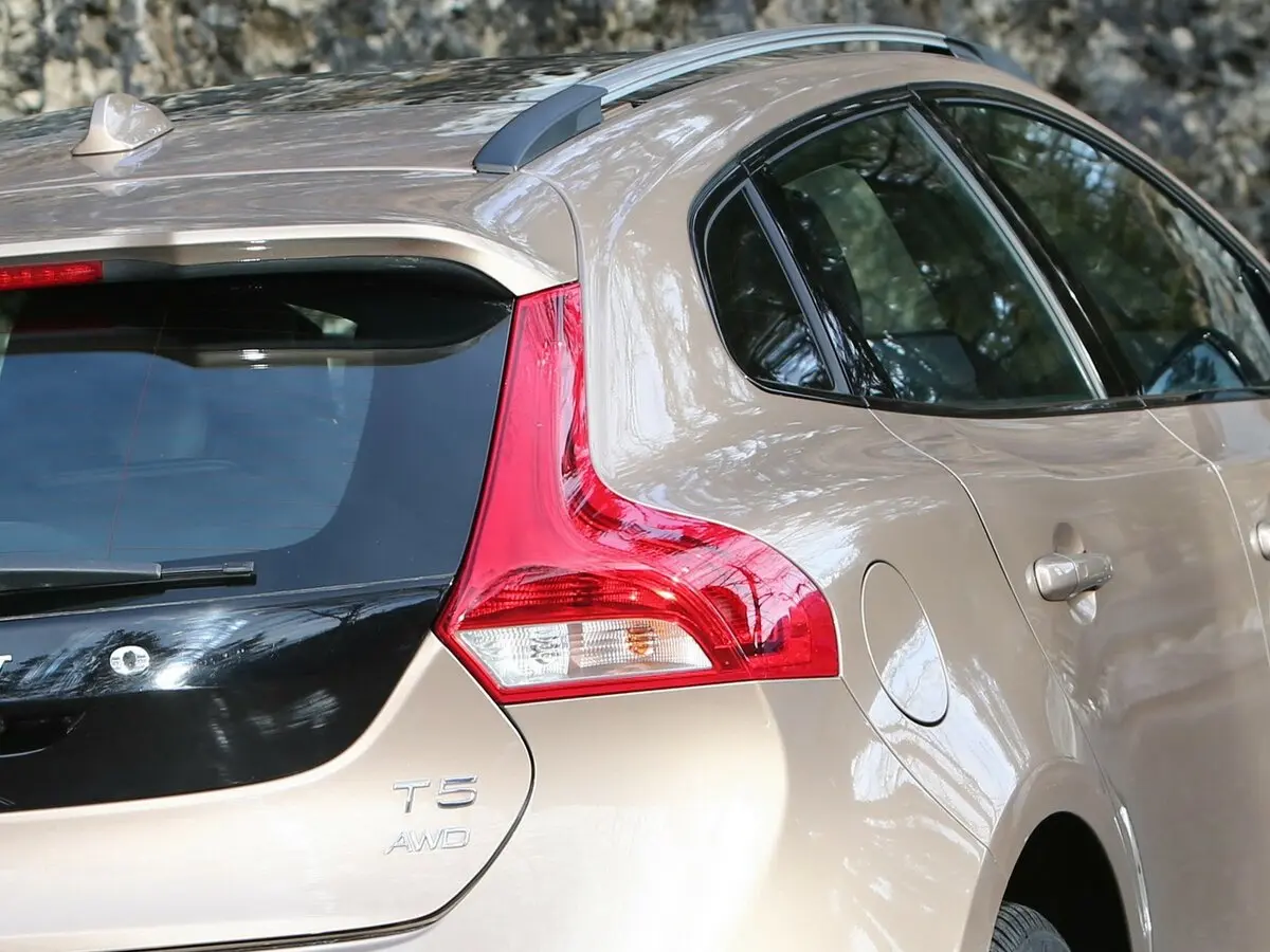 Volvo V40 Cross Country I Рестайлинг Хэтчбек 5 дв. — photo 16