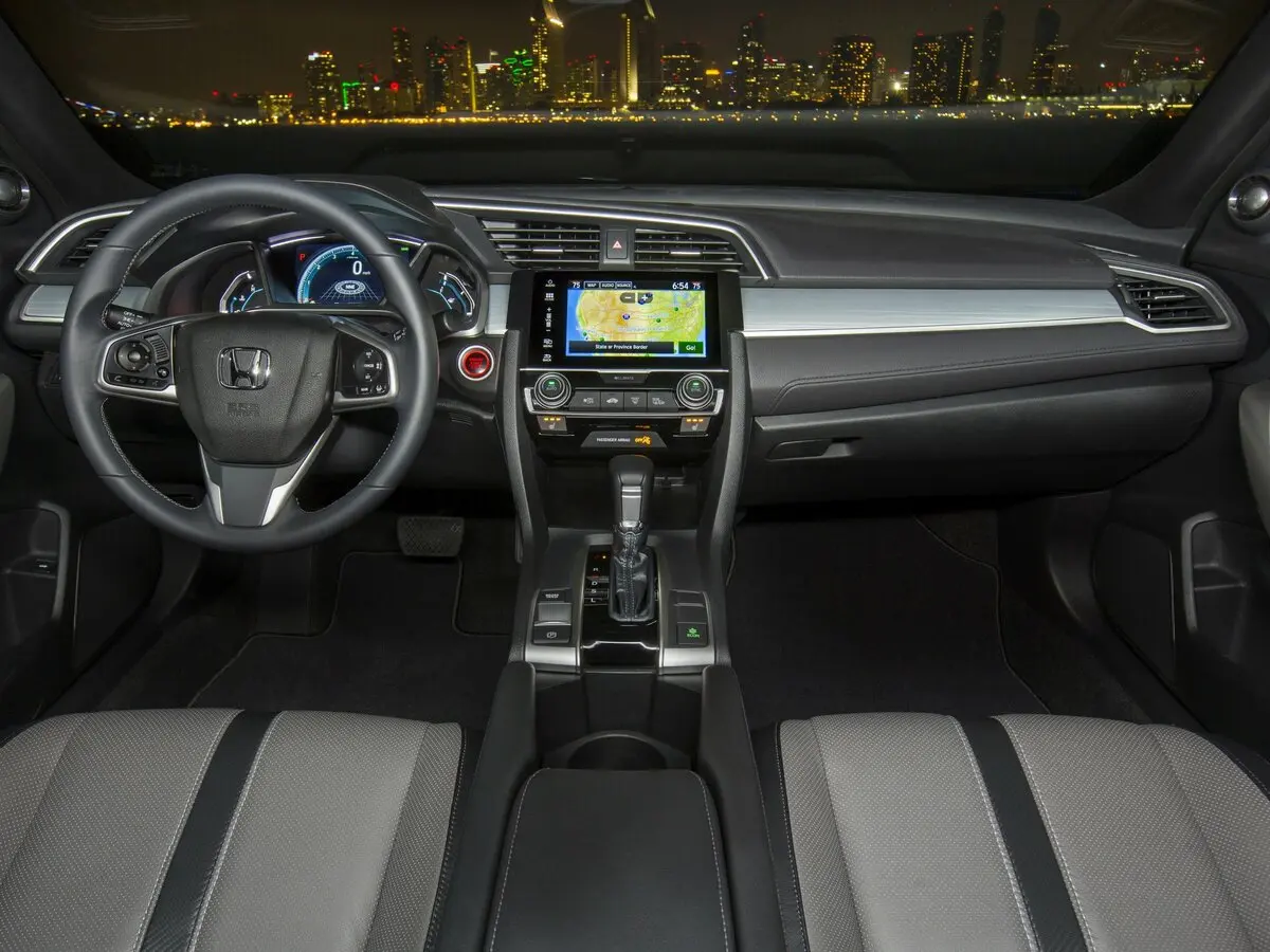 Honda Civic X Купе — фото 6