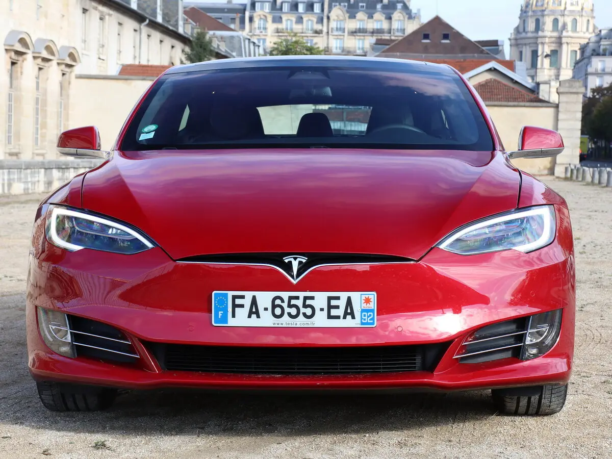 Tesla Model S I Рестайлинг Лифтбек — фото 4