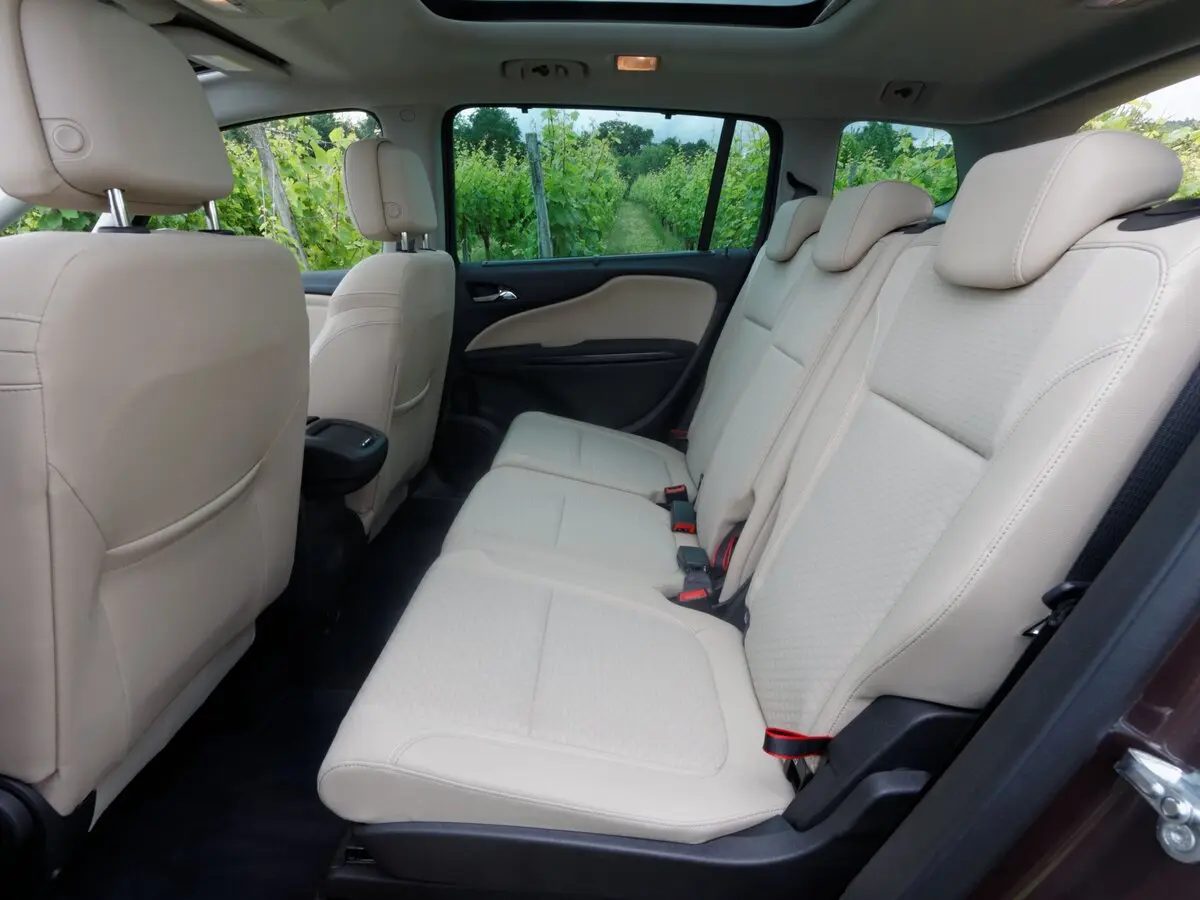 Opel Zafira C Рестайлинг Минивэн — фото 9