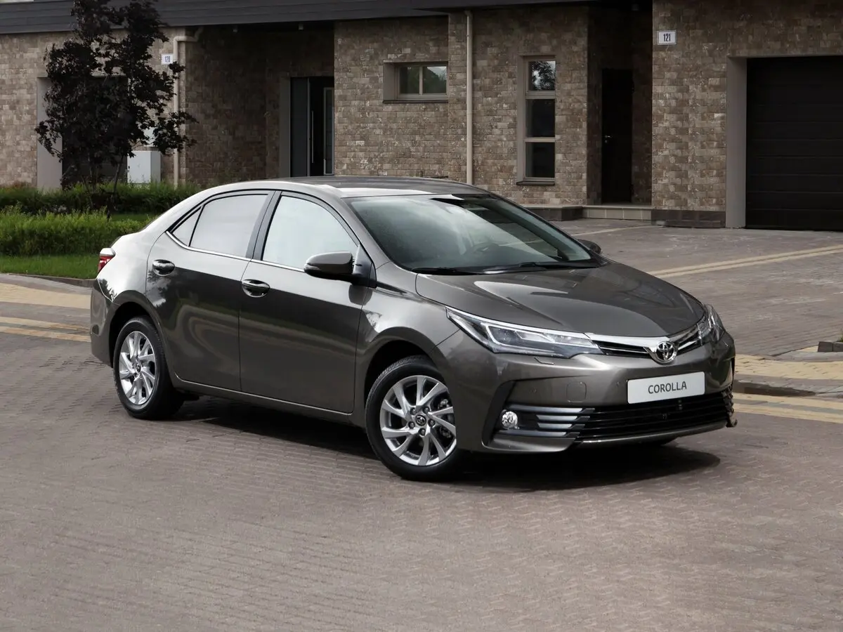 Toyota Corolla XI (E160, E170, E180) Рестайлинг 1 Седан