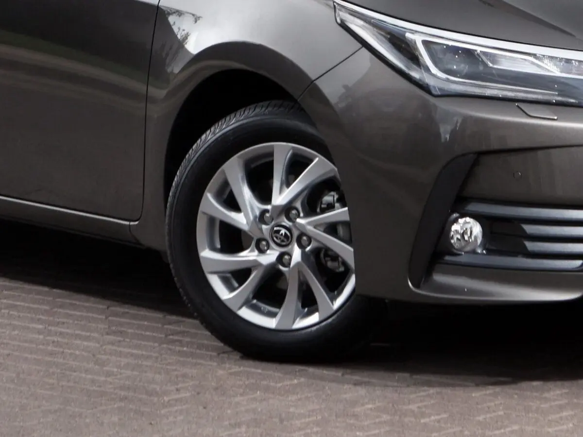 Toyota Corolla XI (E160, E170, E180) Рестайлинг 1 Седан — фото 9