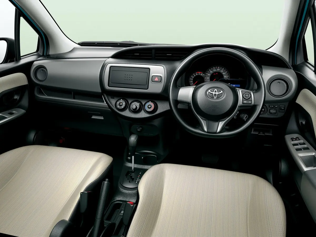 Toyota Vitz III (XP130) Рестайлинг Хэтчбек 5 дв. — сүрөт 4