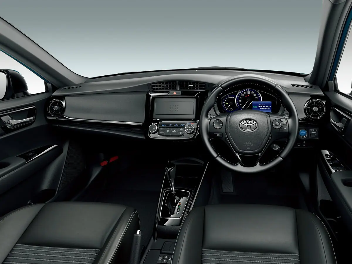 Toyota Corolla XI (E160, E170, E180) Седан Axio — фото 5