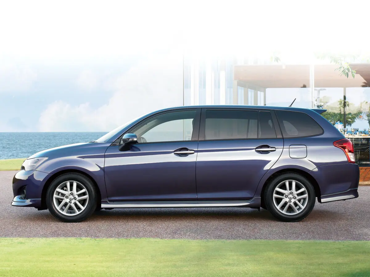 Toyota Corolla XI (E160, E170, E180) Универсал 5 дв. Fielder — фото 2