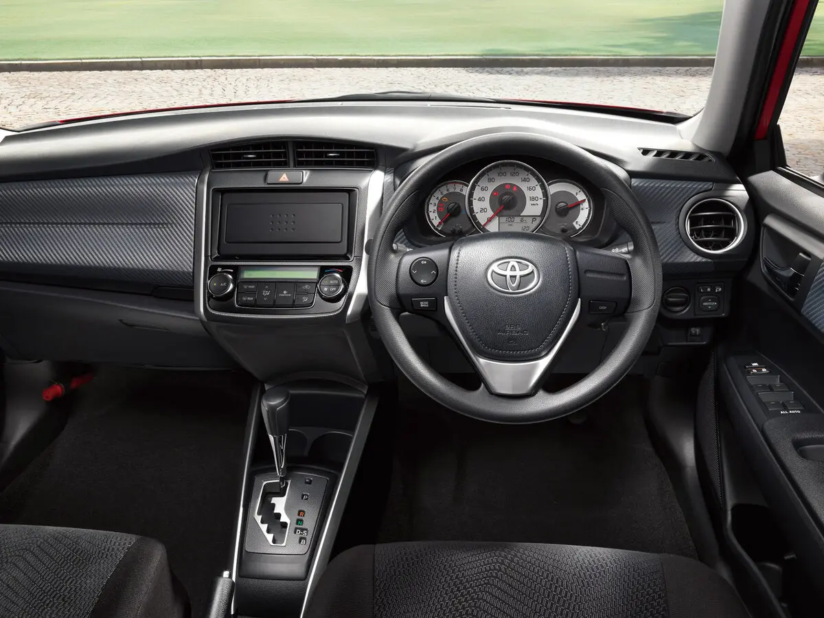 Toyota Corolla XI (E160, E170, E180) Универсал 5 дв. Fielder — фото 4