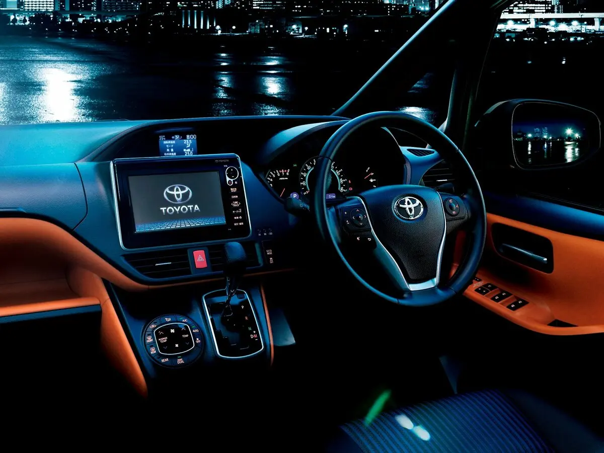 Toyota Voxy III (R80) Минивэн — фото 5