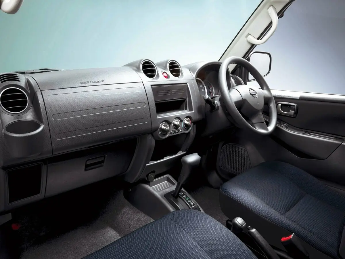 Nissan Kix 2008 – 2012 Внедорожник 3 дв. — сүрөт 5