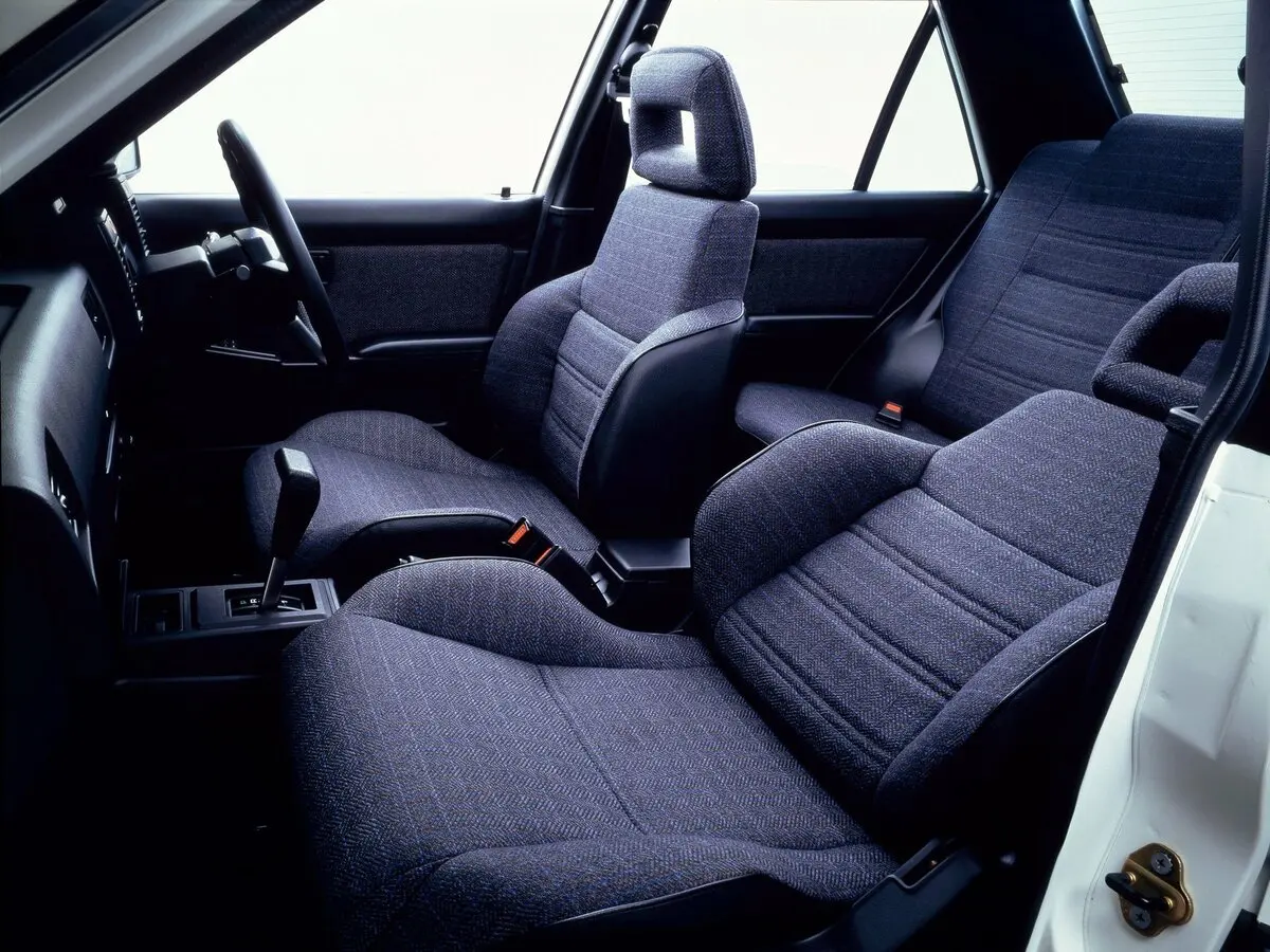 Nissan Liberta Villa II (N13) Седан — сүрөт 4