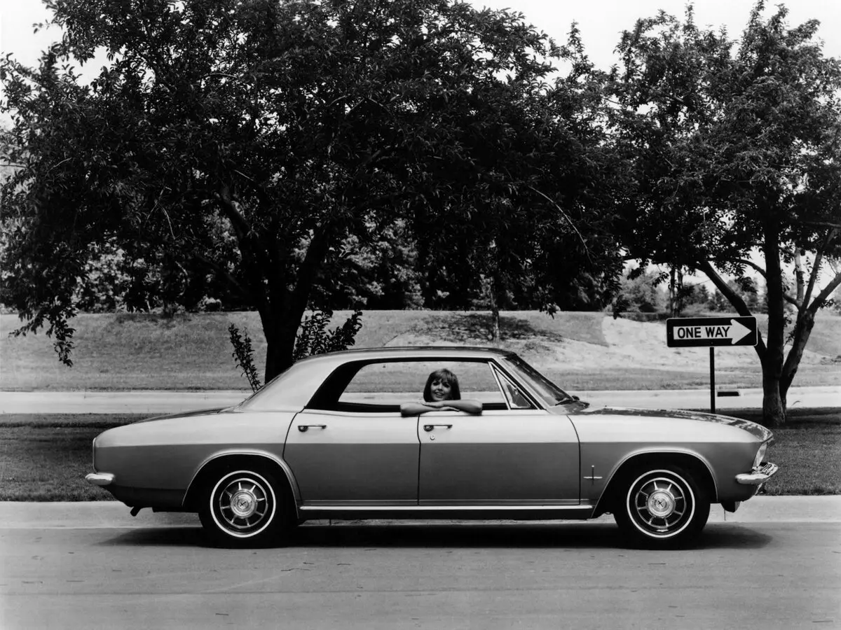 Chevrolet Corvair II Седан — 照片 2