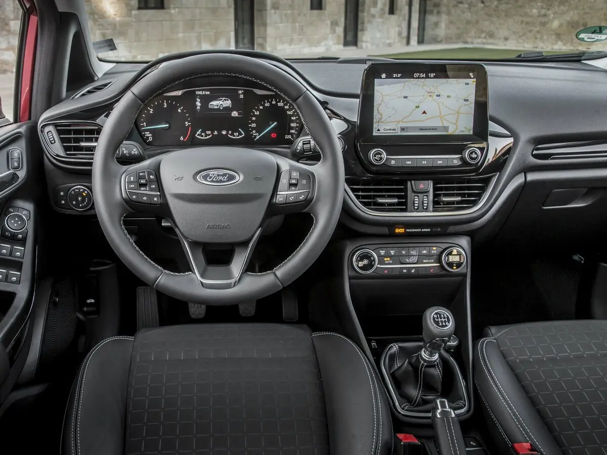 Ford Fiesta Mk7 Хэтчбек 5 дв. — 照片 6