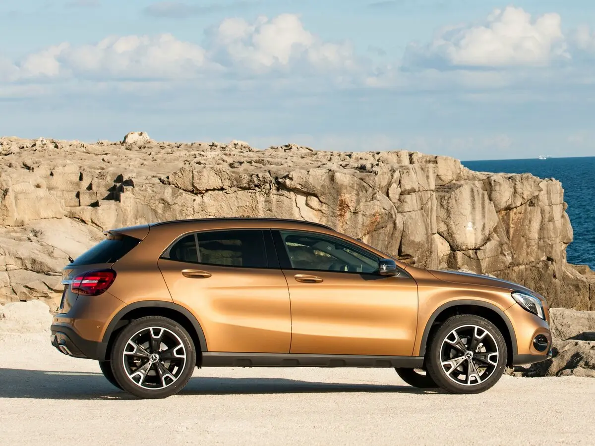 Mercedes-Benz GLA I (X156) Рестайлинг Внедорожник 5 дв. — photo 2