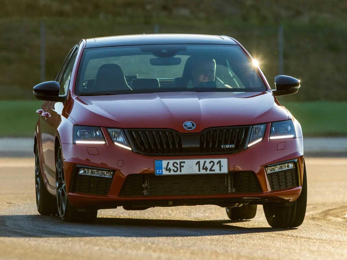 Skoda Octavia RS III Рестайлинг Лифтбек — сүрөт 3