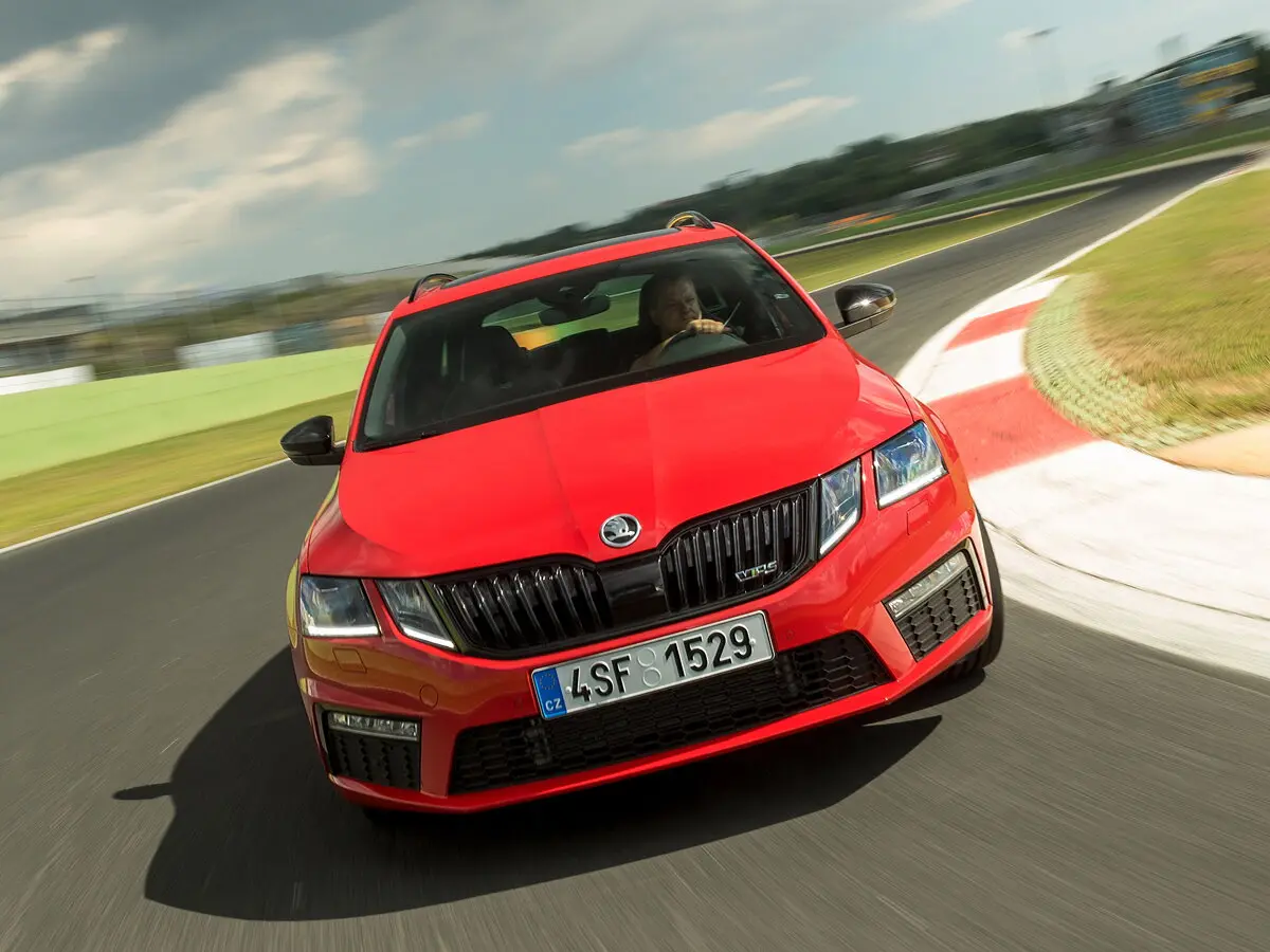 Skoda Octavia RS III Рестайлинг Универсал 5 дв. — 照片 3