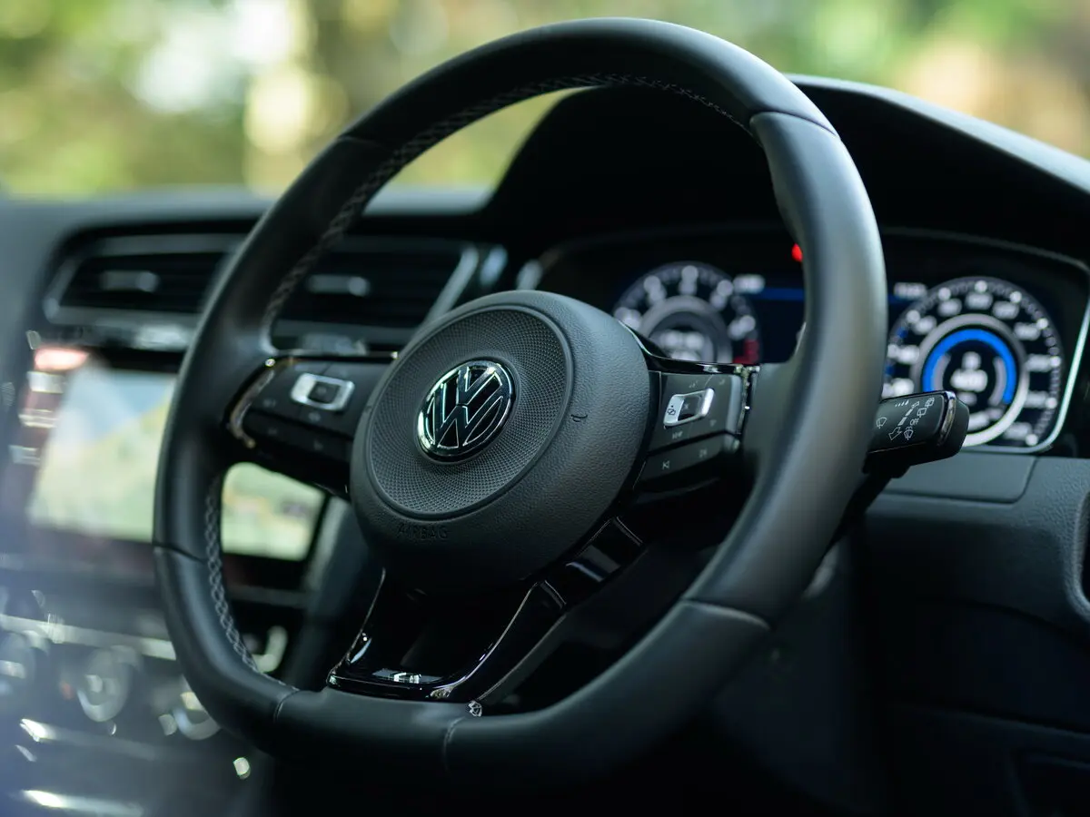 Volkswagen Golf R VII Рестайлинг Хэтчбек 3 дв. — сүрөт 6