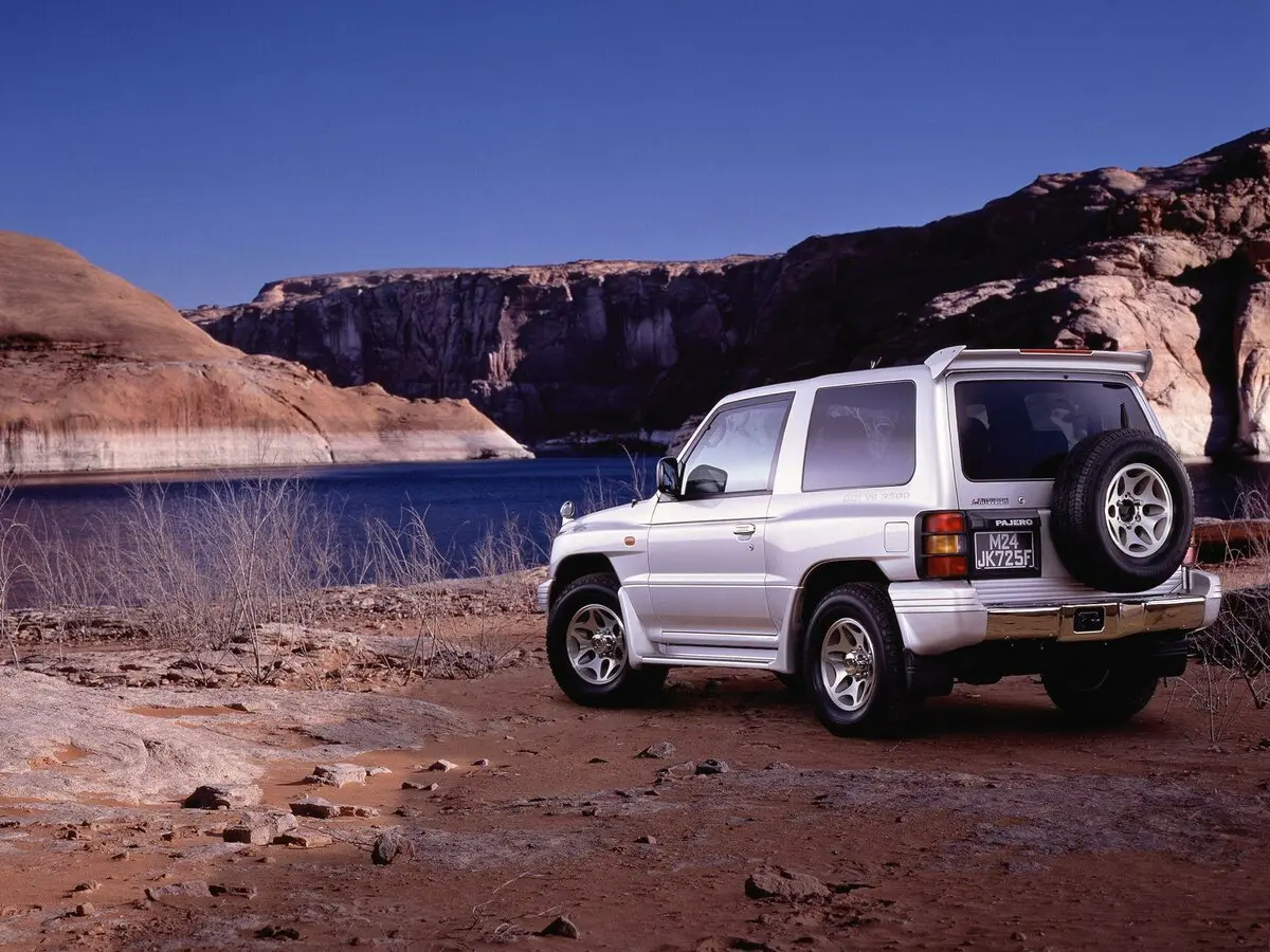 Mitsubishi Pajero II Рестайлинг Внедорожник 3 дв. — сүрөт 3