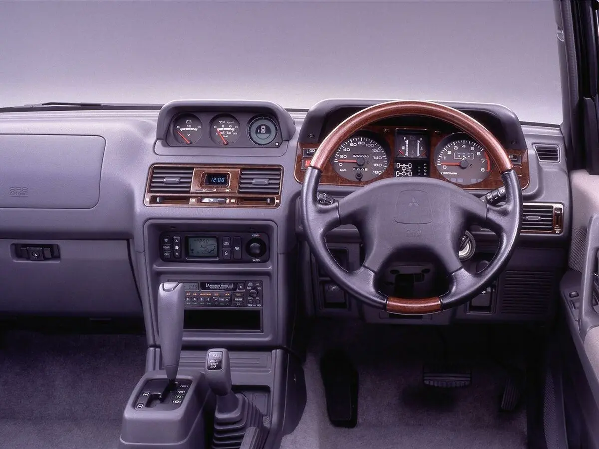 Mitsubishi Pajero II Рестайлинг Внедорожник 3 дв. — сүрөт 4