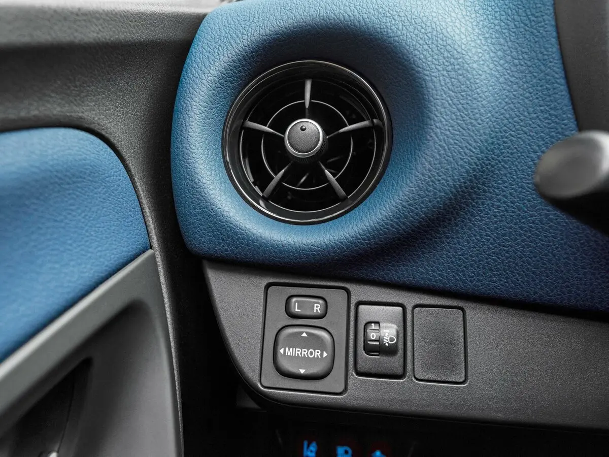 Toyota Yaris III Рестайлинг 2 Хэтчбек 5 дв. — сүрөт 15