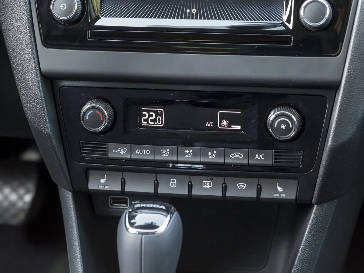 Skoda Rapid I Рестайлинг Лифтбек — фото 31