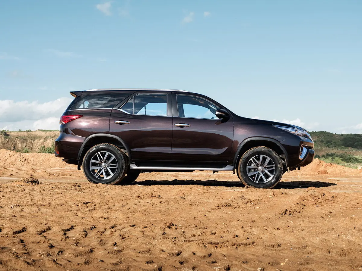 Toyota Fortuner II Внедорожник 5 дв. — фото 2