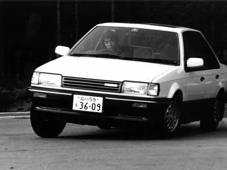 Mazda Familia V (BF) Седан — сүрөт 2