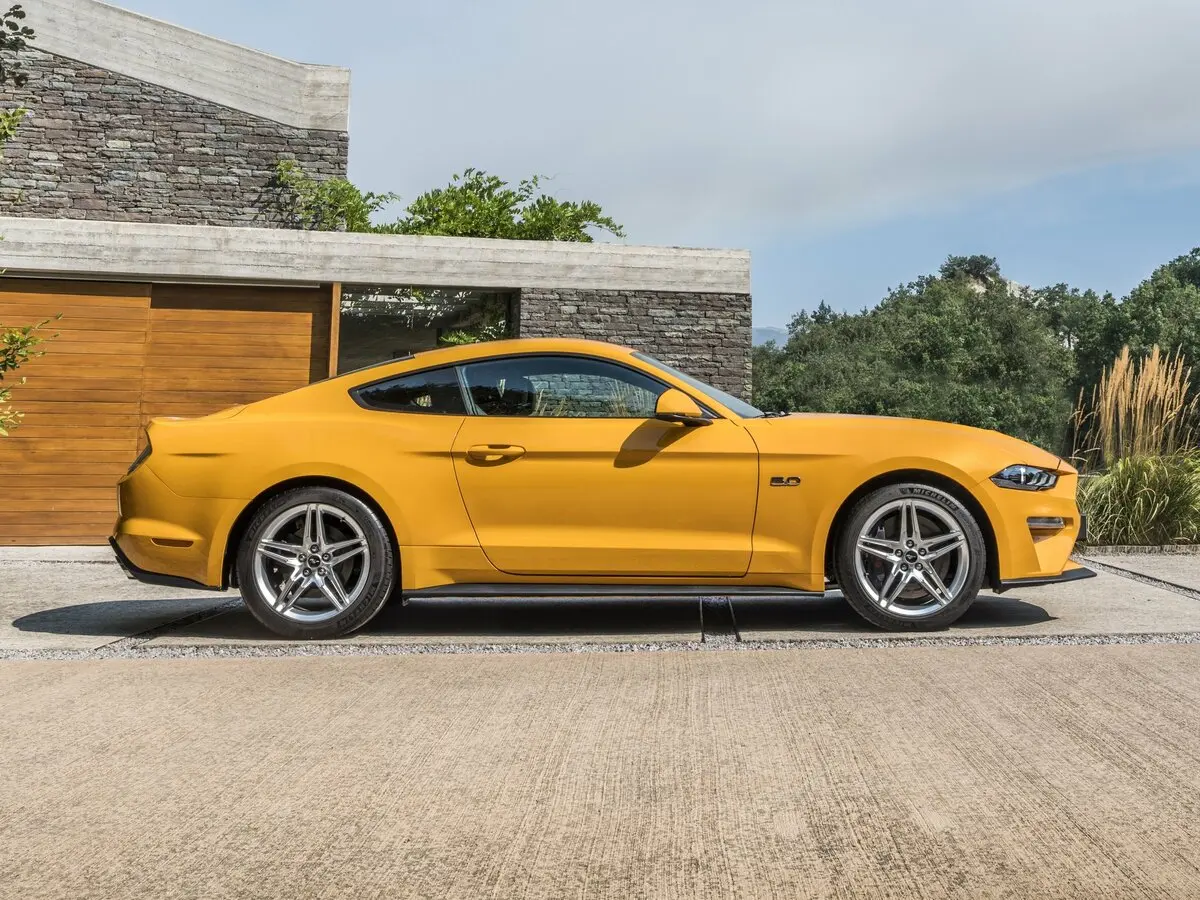 Ford Mustang VI Рестайлинг Купе — сүрөт 2