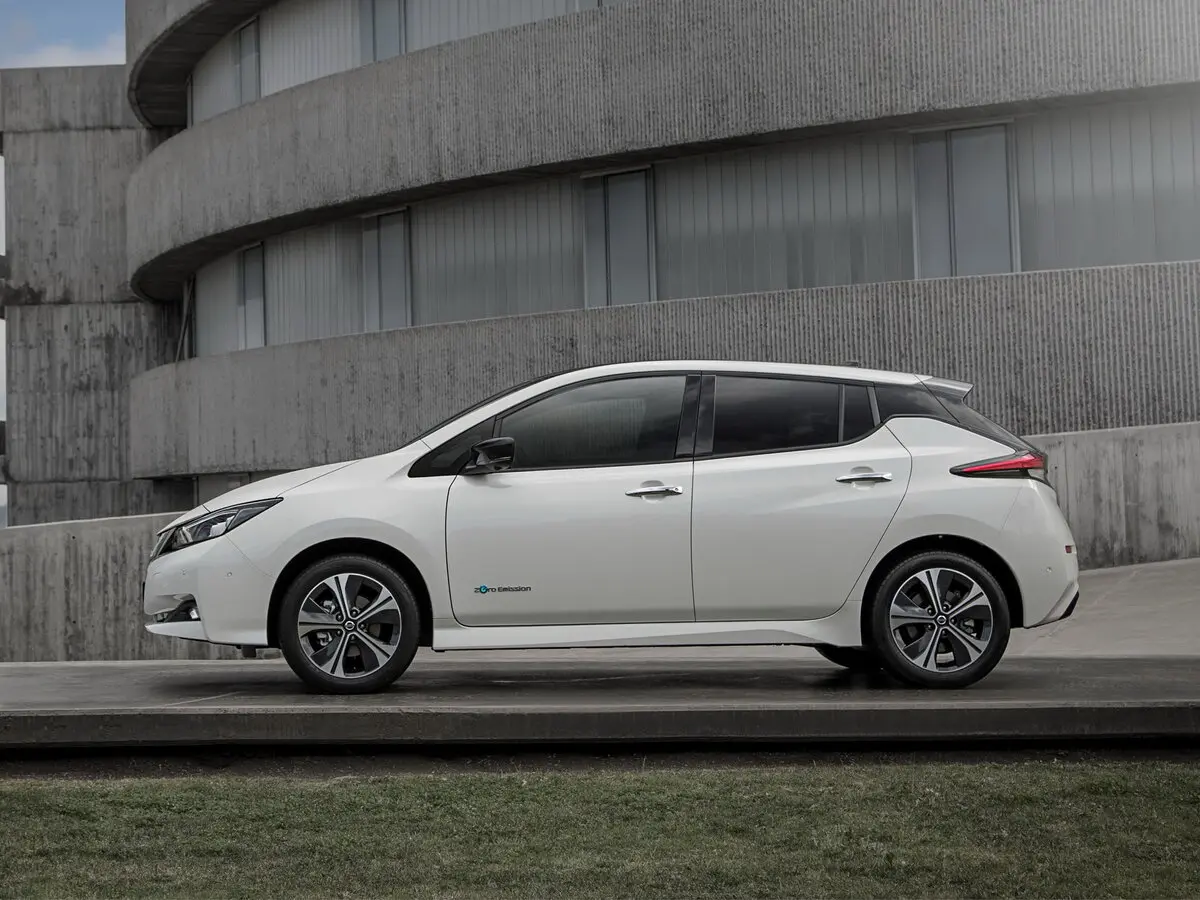 Nissan Leaf II (ZE1) Хэтчбек 5 дв. — сүрөт 2