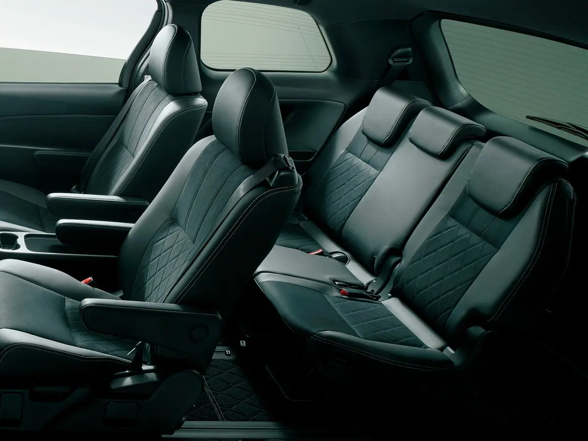 Toyota Estima III Рестайлинг 3 Минивэн — фото 7