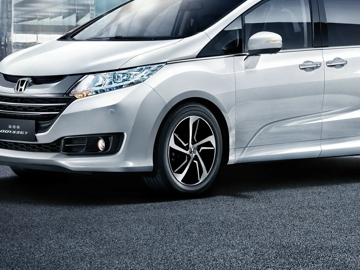 Honda Odyssey V Минивэн — фото 14