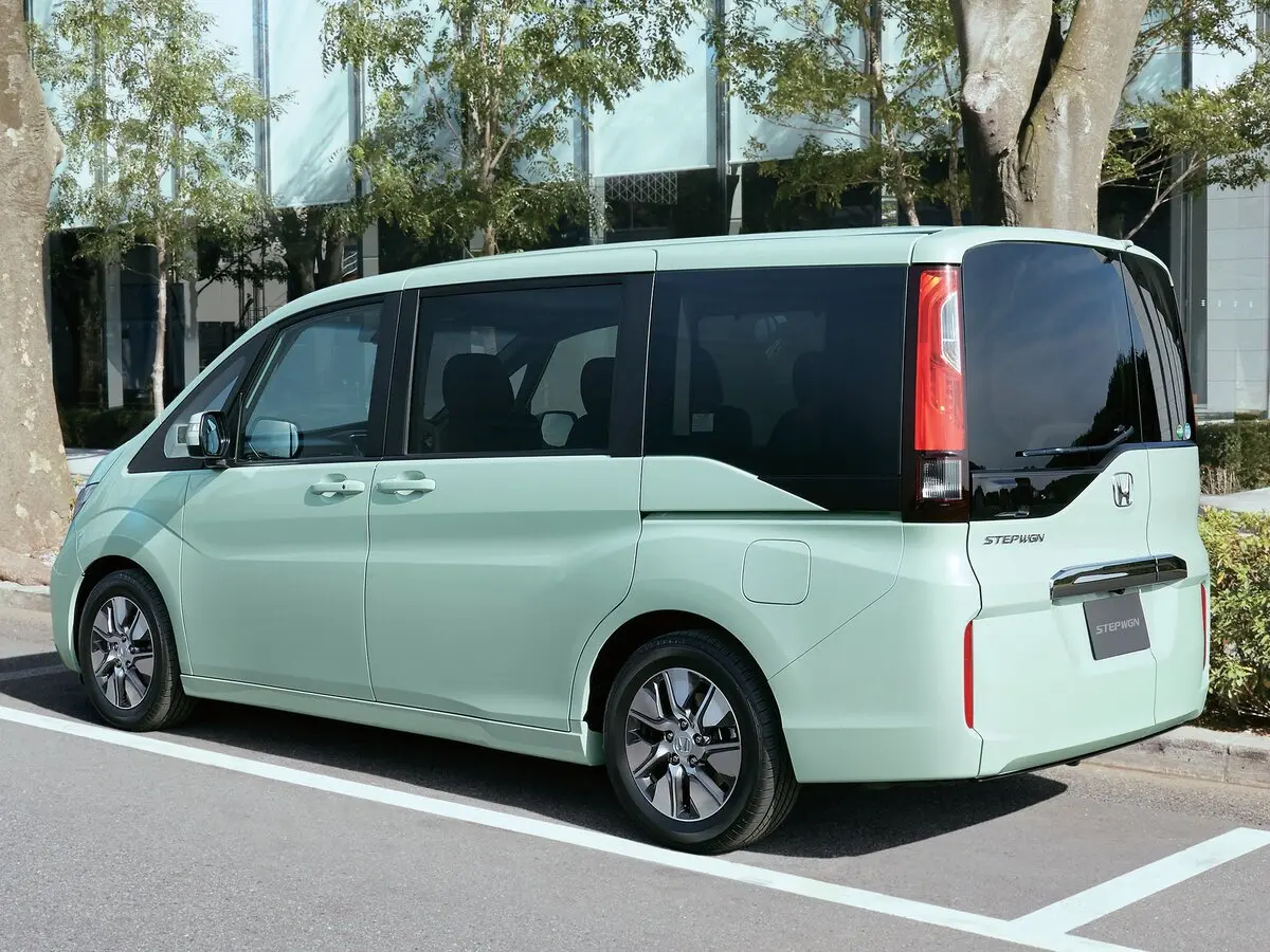 Honda Stepwgn V Минивэн — фото 4