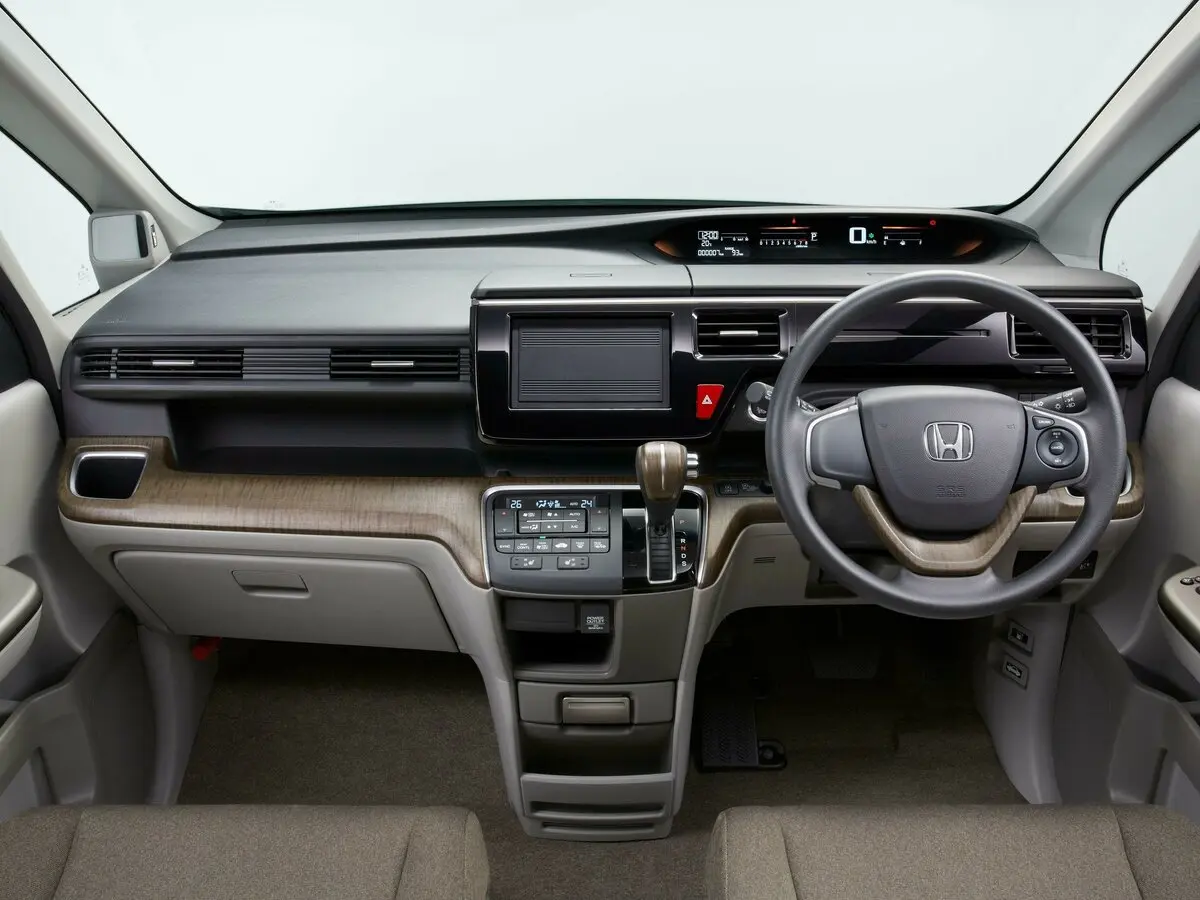Honda Stepwgn V Минивэн — фото 5