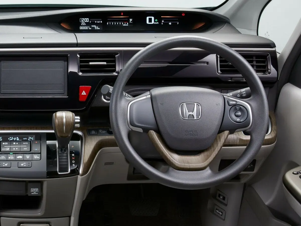 Honda Stepwgn V Минивэн — фото 6