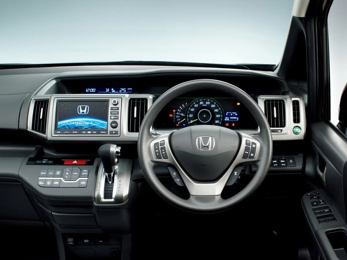 Honda Stepwgn IV Минивэн Spada — фото 4