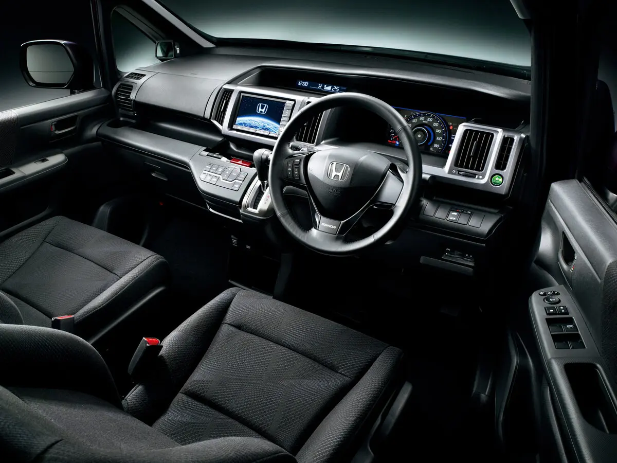 Honda Stepwgn IV Минивэн Spada — фото 5
