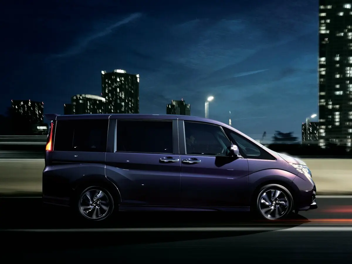 Honda Stepwgn V Минивэн Spada — фото 2