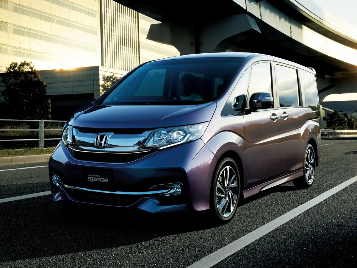 Honda Stepwgn V Минивэн Spada — фото 3