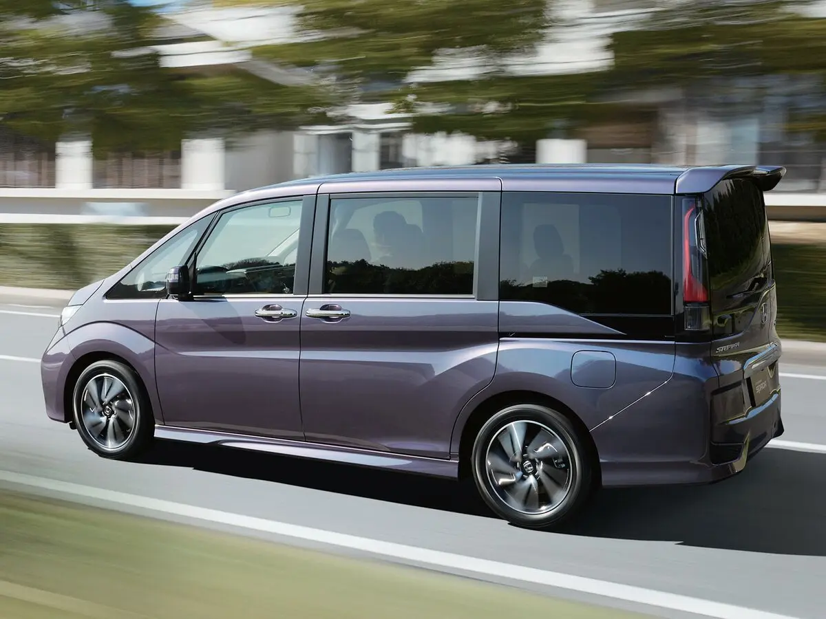 Honda Stepwgn V Минивэн Spada — фото 4