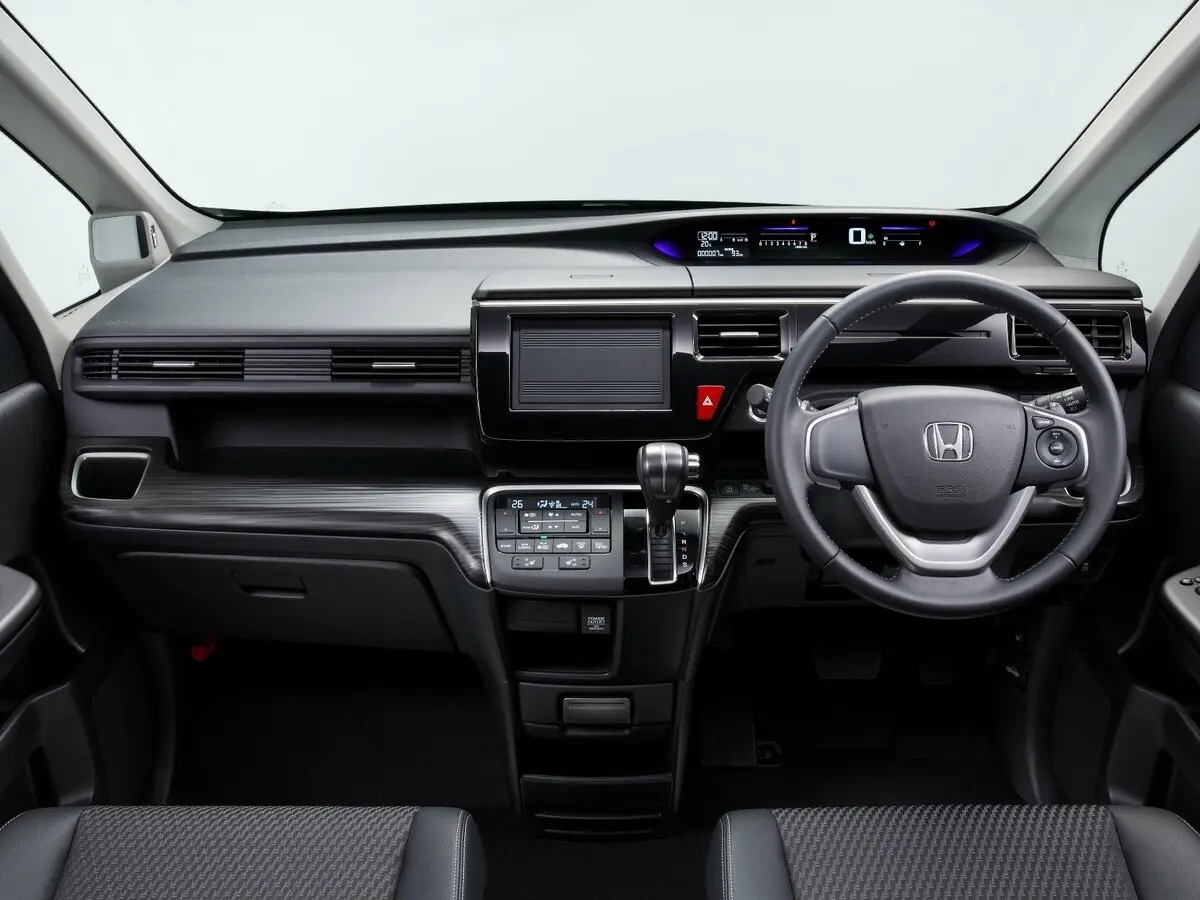 Honda Stepwgn V Минивэн Spada — фото 5