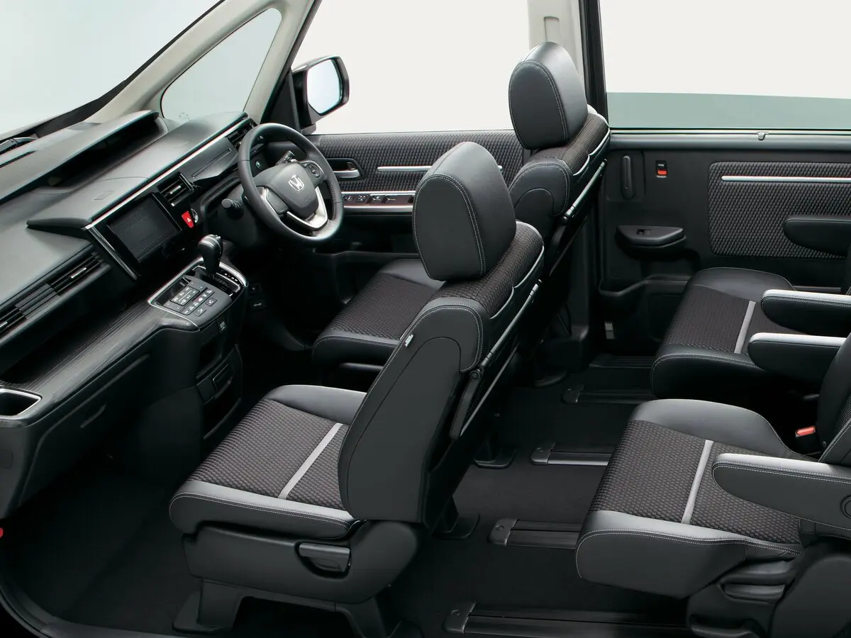Honda Stepwgn V Минивэн Spada — фото 6
