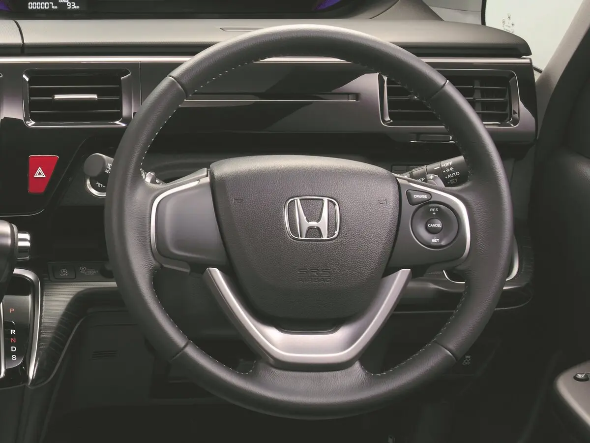 Honda Stepwgn V Минивэн Spada — фото 7