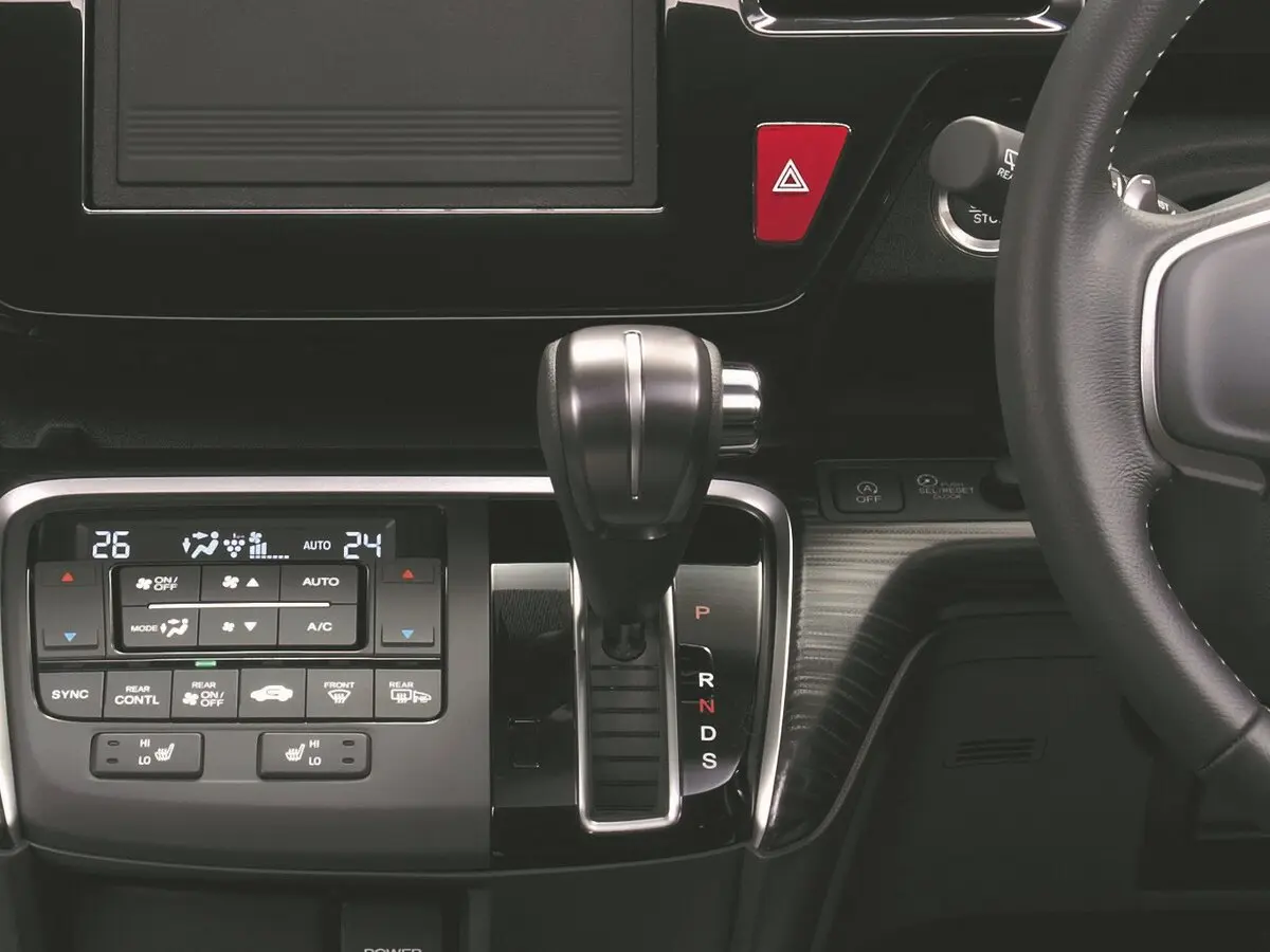 Honda Stepwgn V Минивэн Spada — фото 9