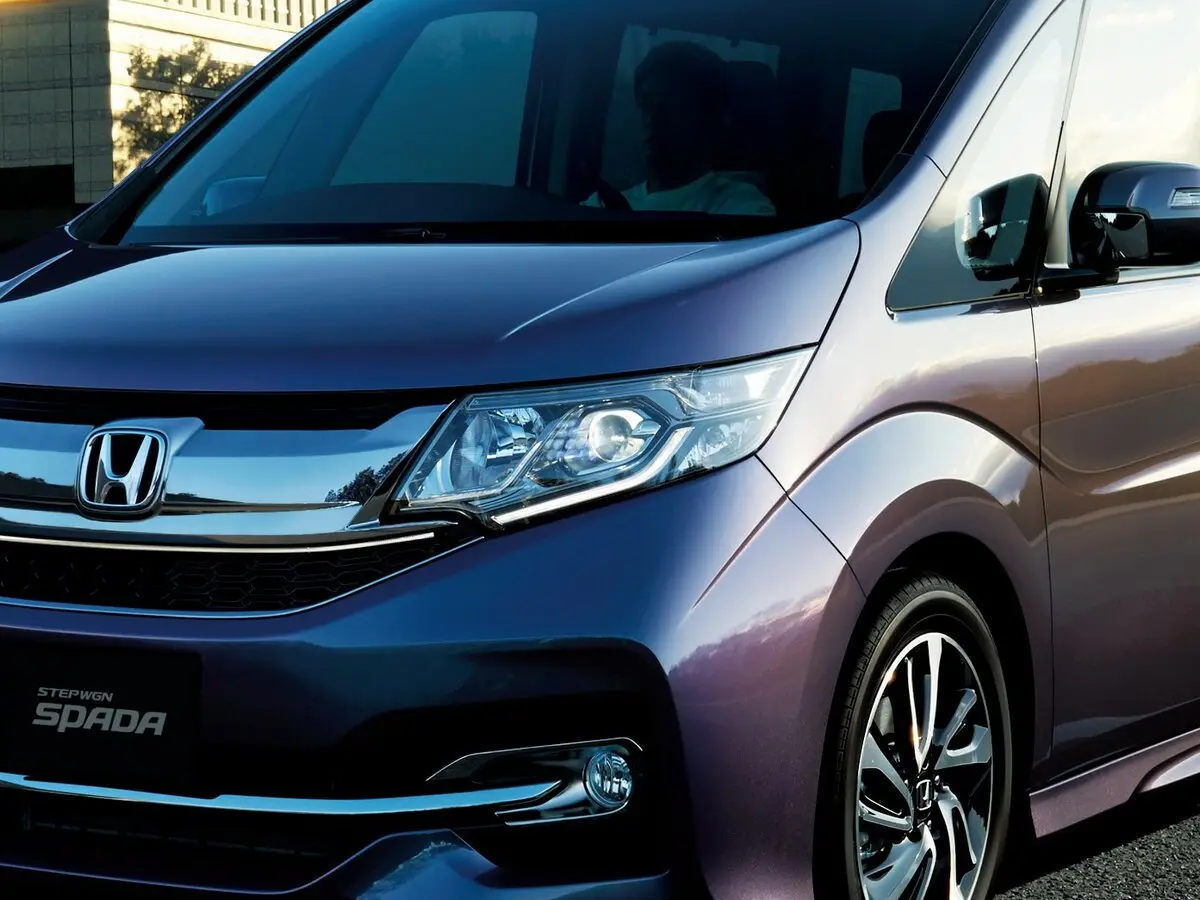 Honda Stepwgn V Минивэн Spada — фото 10