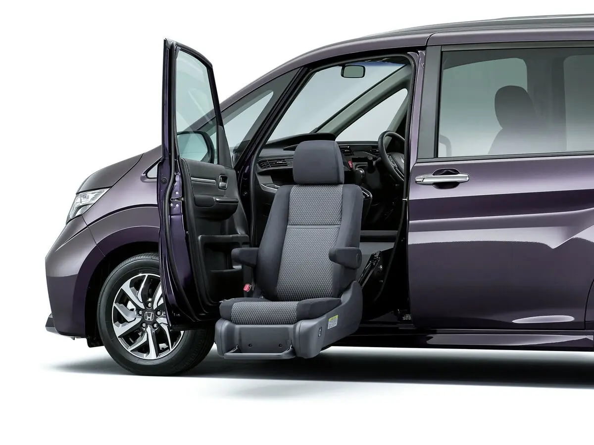 Honda Stepwgn V Минивэн Spada — фото 11