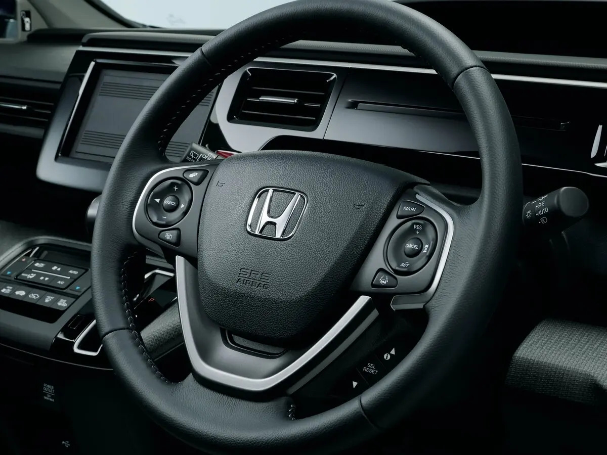 Honda Stepwgn V Рестайлинг Минивэн Spada — фото 7